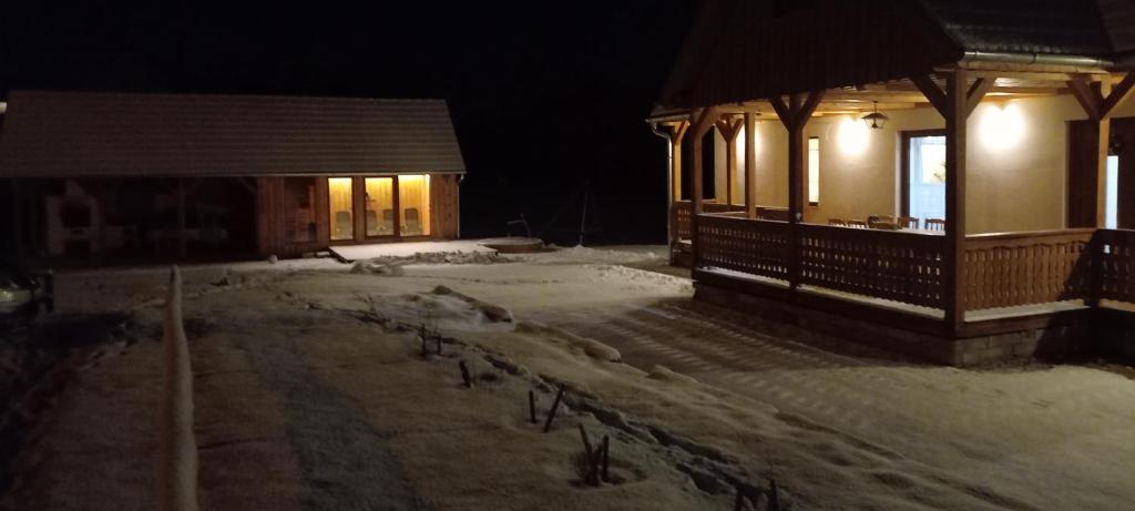 Kőszikla Kulcsosház om vinteren