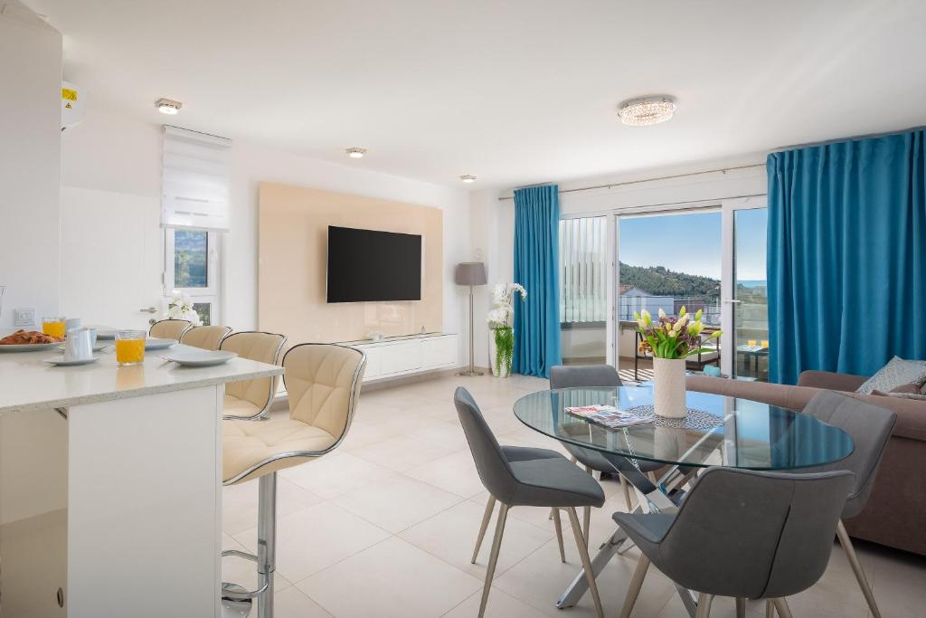 Televízia a/alebo spoločenská miestnosť v ubytovaní A&D Deluxe Penthouse Apartment Dani
