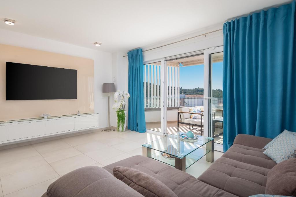 Televízia a/alebo spoločenská miestnosť v ubytovaní A&D Deluxe Penthouse Apartment Dani