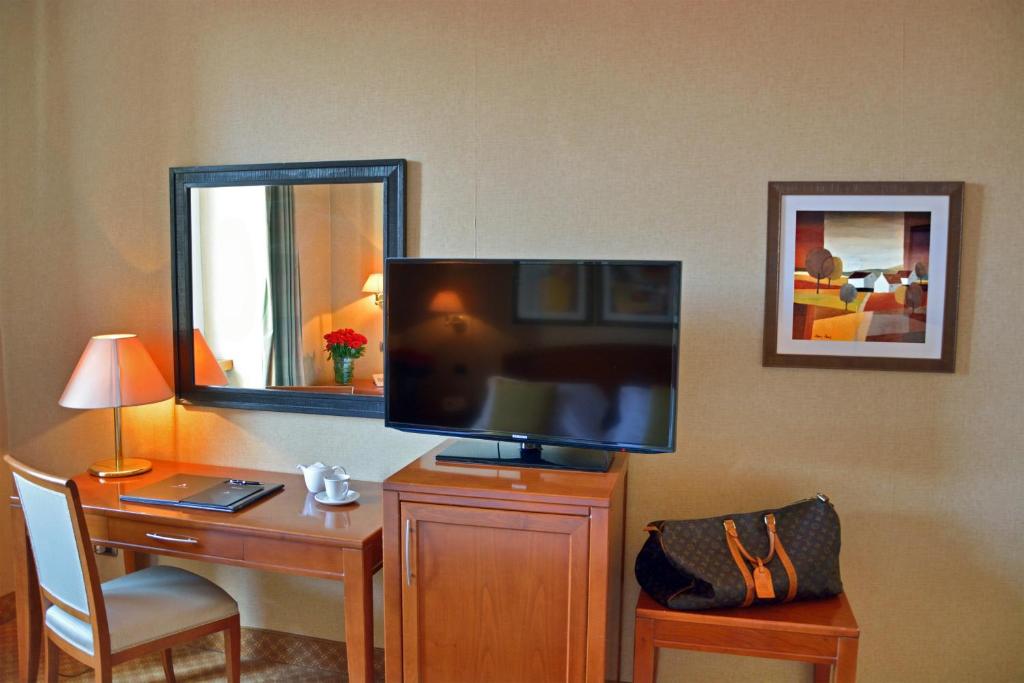 TV a/nebo společenská místnost v ubytování LH Hotel Lloyd Roma