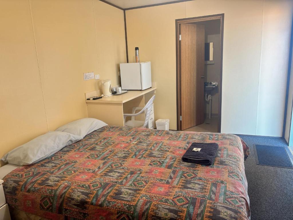 Habitación de hotel con cama y TV en Lyndhurst Hotel motel SA Australia 5731, en Mandurama