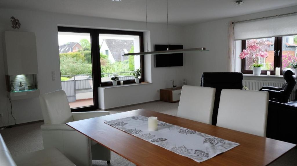 ein Wohnzimmer mit einem Esstisch und Stühlen in der Unterkunft Ferienwohnung für 4 Personen ca 103 m in Kiel, Ostseeküste Deutschland Kieler Bucht in Kiel