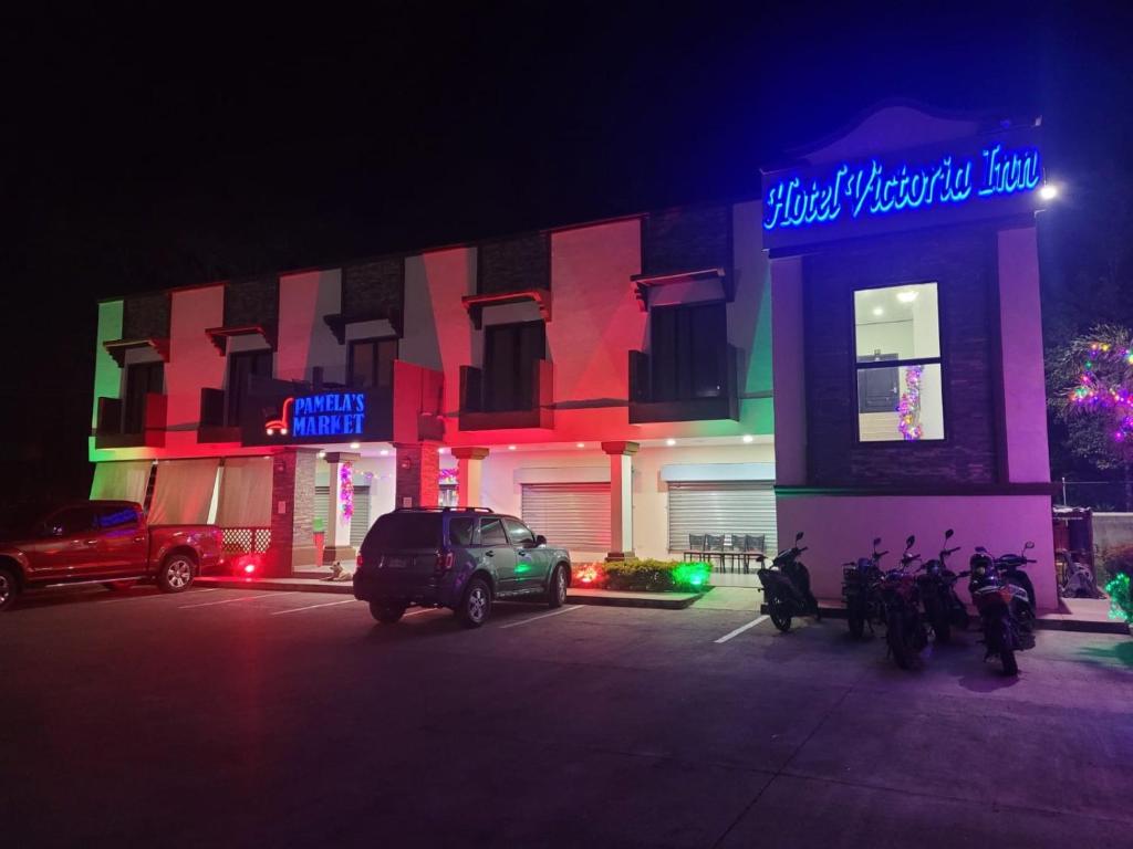 Yamaranguila的住宿－Hotel Victoria Inn，一座有摩托车的建筑,晚上停在停车场