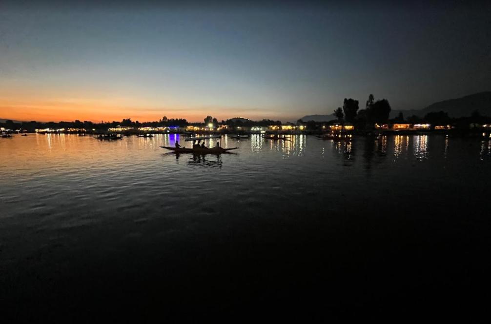 シュリーナガルにあるHouseboatの夜の水船