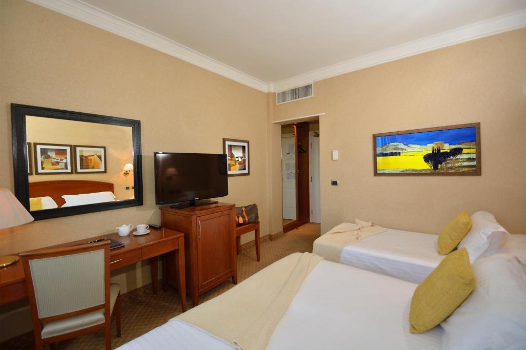 TV a/nebo společenská místnost v ubytování LH Hotel Lloyd Roma