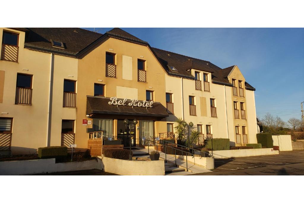 un grand bâtiment avec un panneau à l'avant dans l'établissement Bel Hotel, à Saint-Nicolas-de-Redon