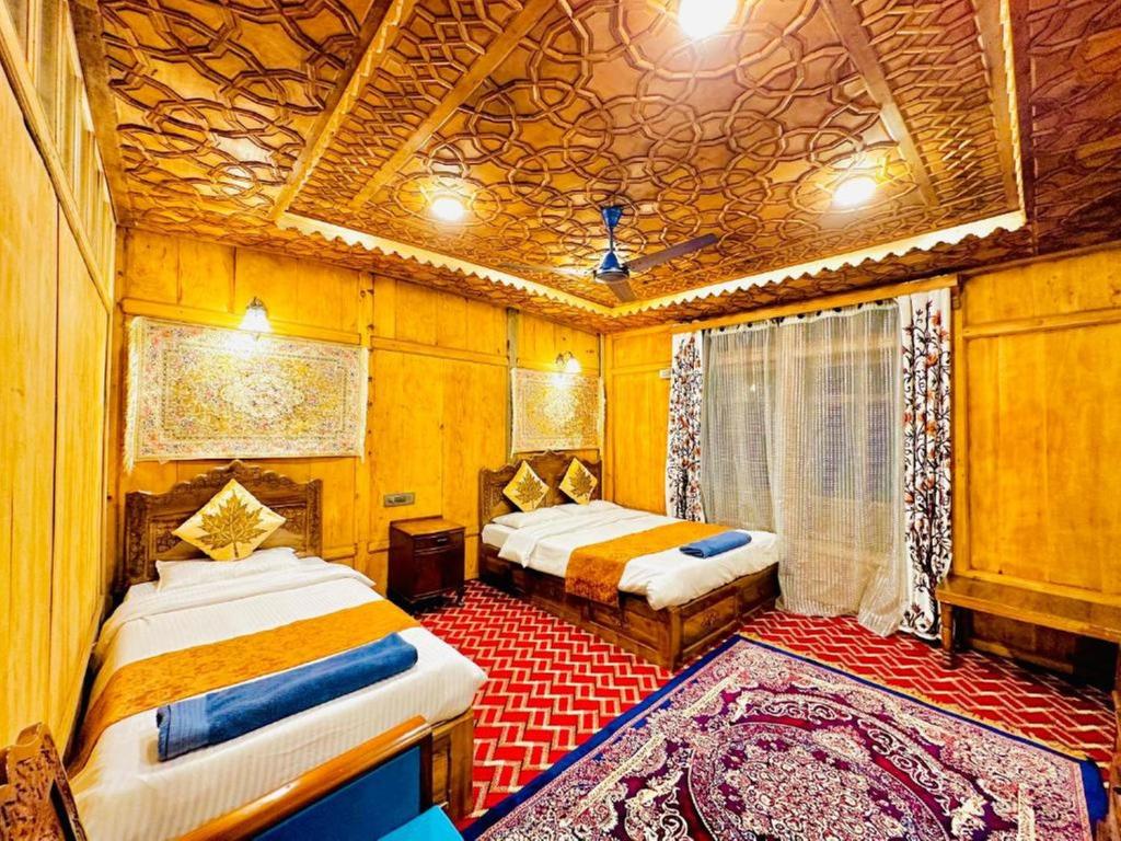een kamer met twee bedden in een trein bij Floating Luxury Group Of Houseboats in Srinagar