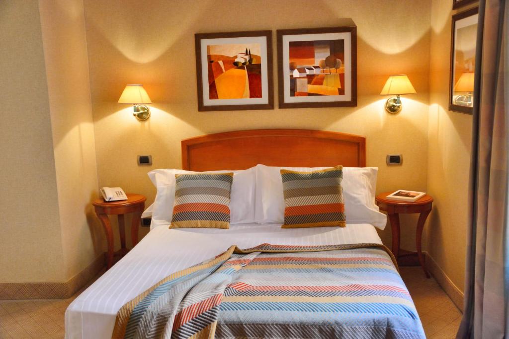 Postel nebo postele na pokoji v ubytování LH Hotel Lloyd Roma