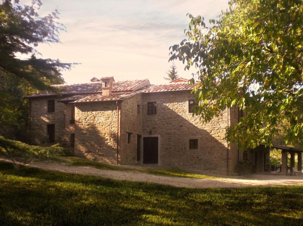 una vecchia casa in pietra in mezzo a un campo di Ferienhaus mit Privatpool für 6 Personen ca 400 qm in Morra, Trasimenischer See a Città di Castello