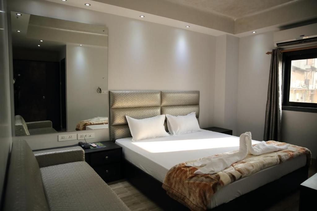 Llit o llits en una habitació de Mayur Residency Hotel
