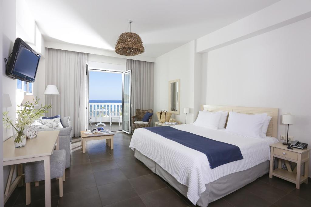 ein Hotelzimmer mit einem großen Bett und einem Balkon in der Unterkunft Artina Nuovo in Marathopoli