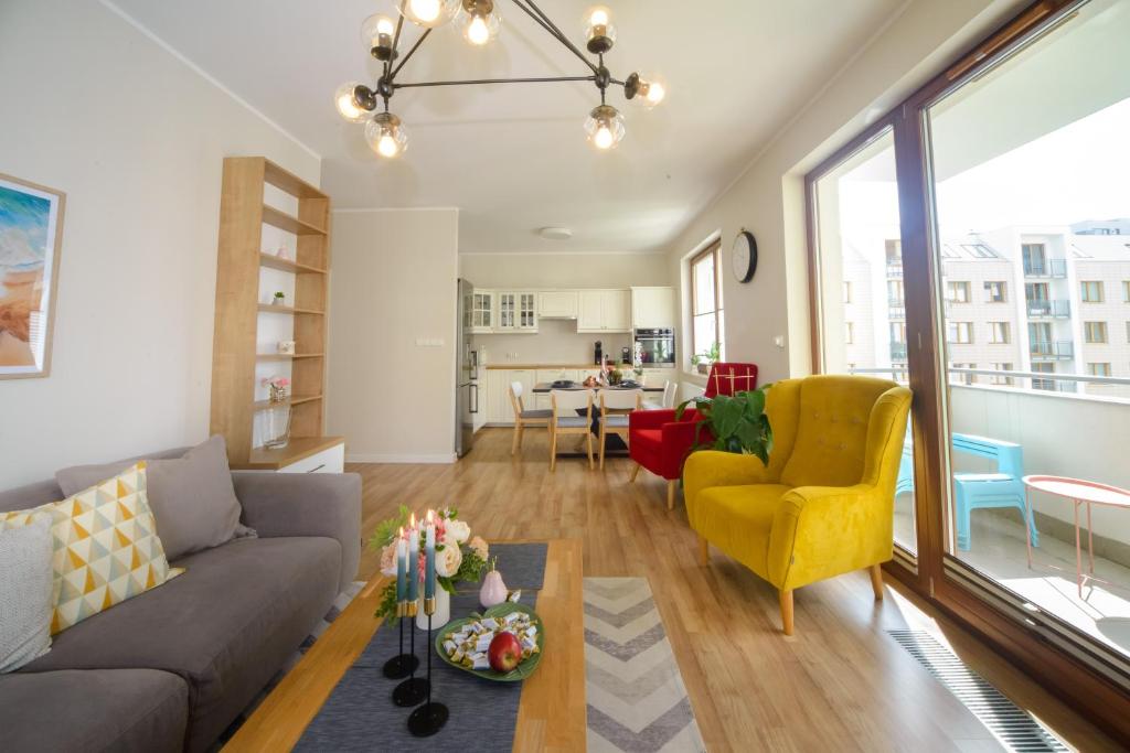 sala de estar con sofá y mesa en Maya's Flats & Resorts 81 - 3 rooms flat in Garnizon Gdansk en Gdansk
