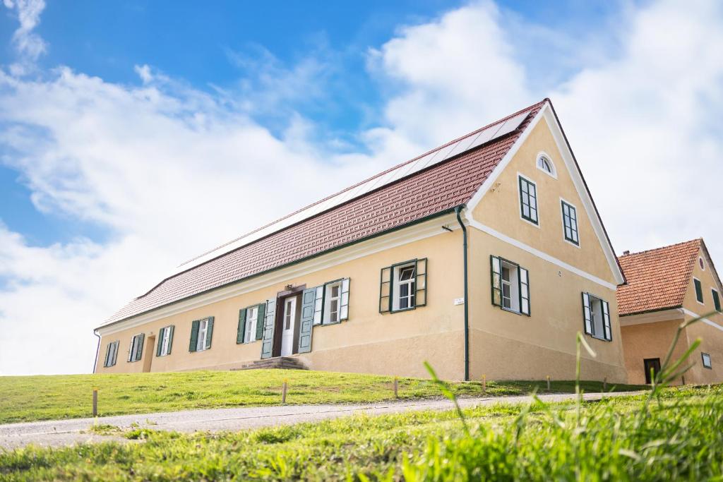 un gran edificio en una colina con un cielo azul en Apartmaji PAJTLER, en Zgornja Kungota