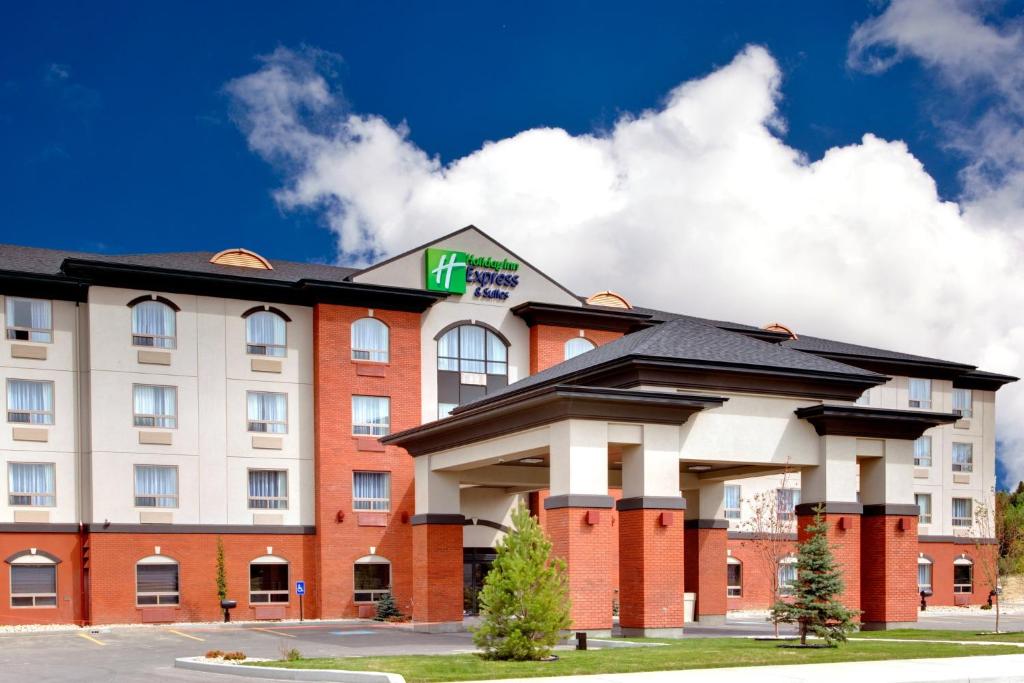 una imagen de un hotel en Holiday Inn Express & Suites Whitecourt, an IHG Hotel, en Whitecourt