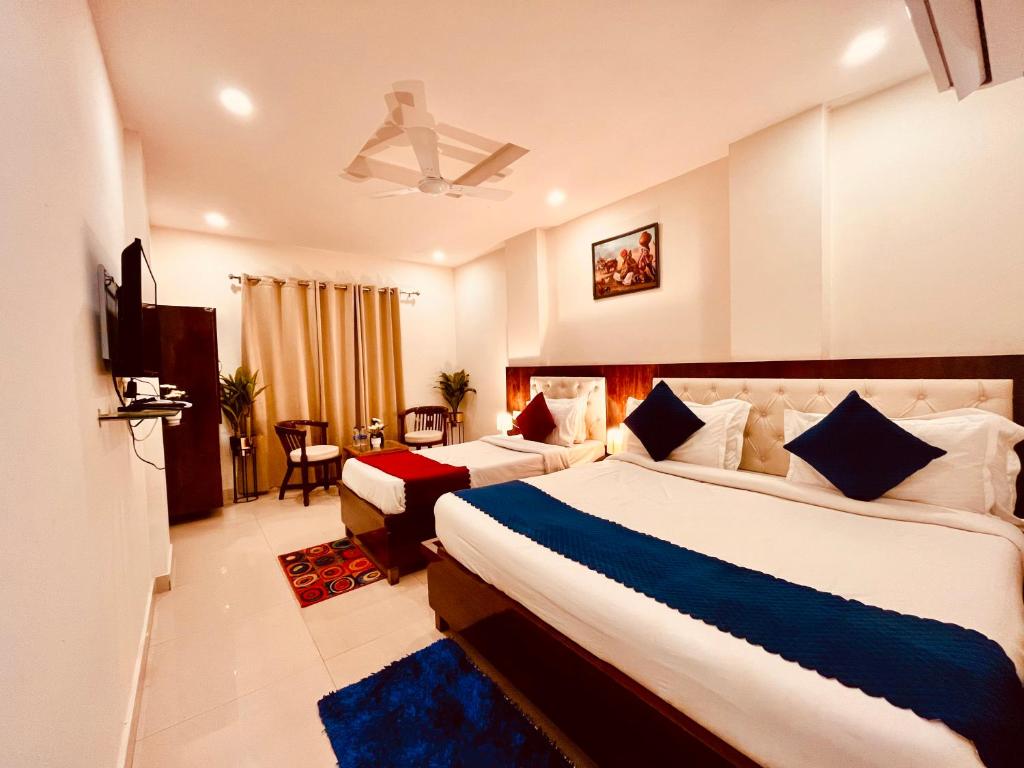 Un pat sau paturi într-o cameră la Gourav Lodge