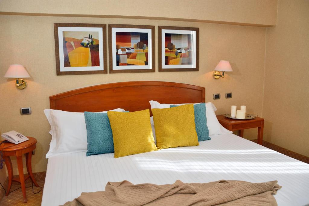 Postel nebo postele na pokoji v ubytování LH Hotel Lloyd Roma