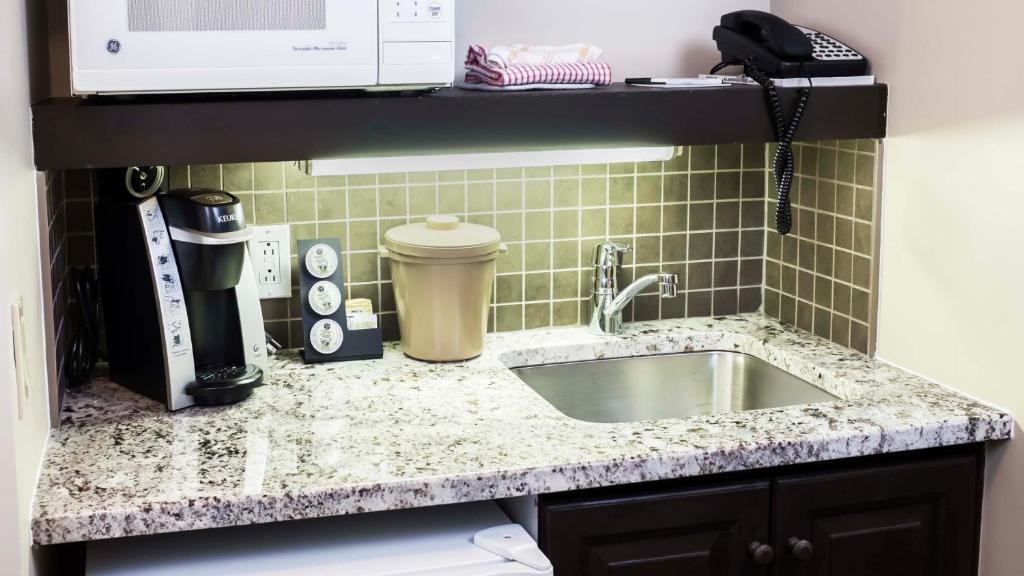 Una cocina o kitchenette en Holiday Inn Express & Suites Tremblant by IHG