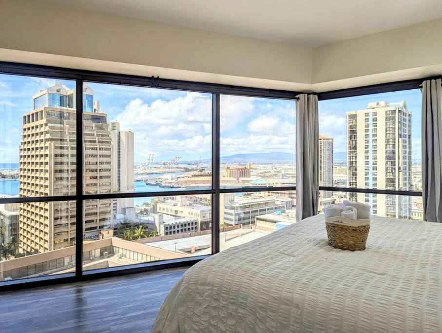 una camera da letto con vista sulla città di Modern 1Bdrm Oceanview with Parking a Honolulu