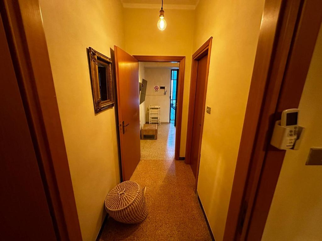 un corridoio di una camera con pareti gialle e un corridoio di Casa in centro a Foligno