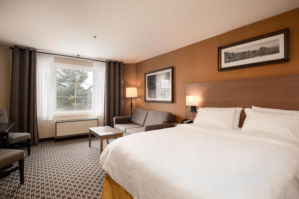 Una cama o camas en una habitación de Holiday Inn Express & Suites Tremblant by IHG