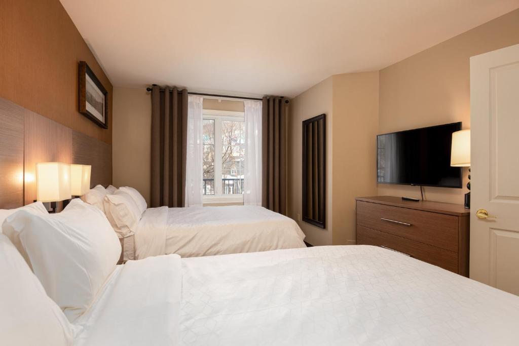 Una cama o camas en una habitación de Holiday Inn Express & Suites Tremblant by IHG