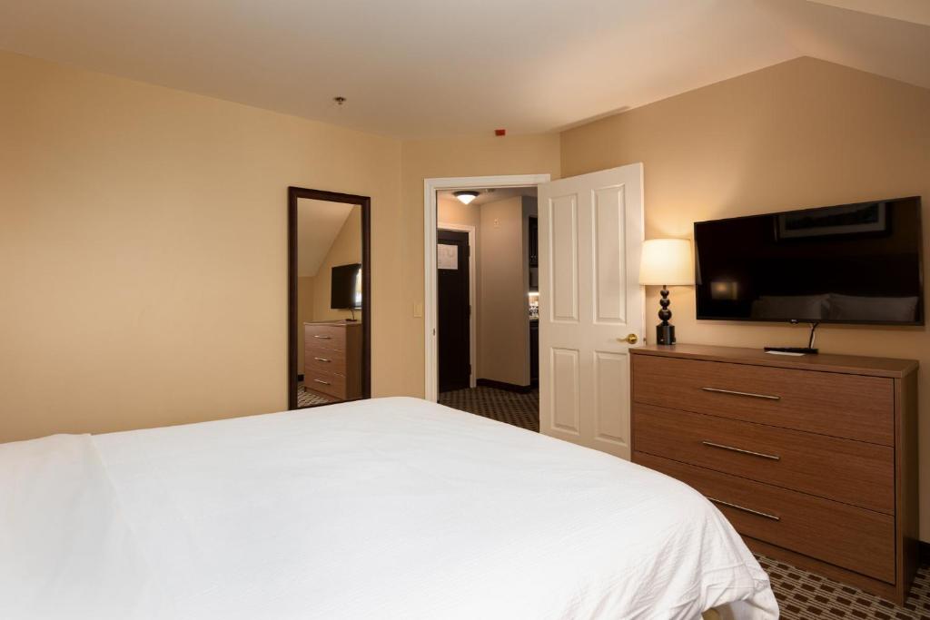 Una televisión o centro de entretenimiento en Holiday Inn Express & Suites Tremblant by IHG