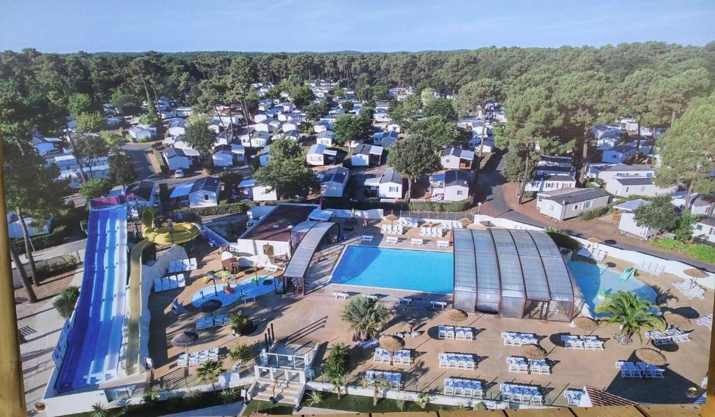 une vue aérienne d'un complexe avec piscine dans l'établissement Mobil home Marie La pignade, à Ronce-les-Bains