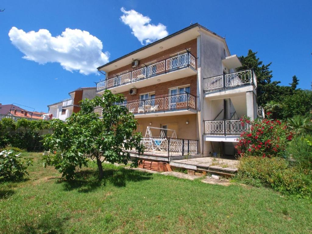 un edificio de apartamentos con balcones y patio en Ferienwohnung für 8 Personen ca 100 qm in Pula, Istrien Istrische Riviera, en Pula