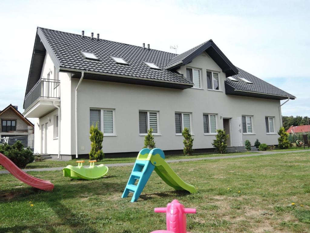 een huis met een tuin met speeltoestellen bij Comfortable holiday home, Wiselka in Wisełka