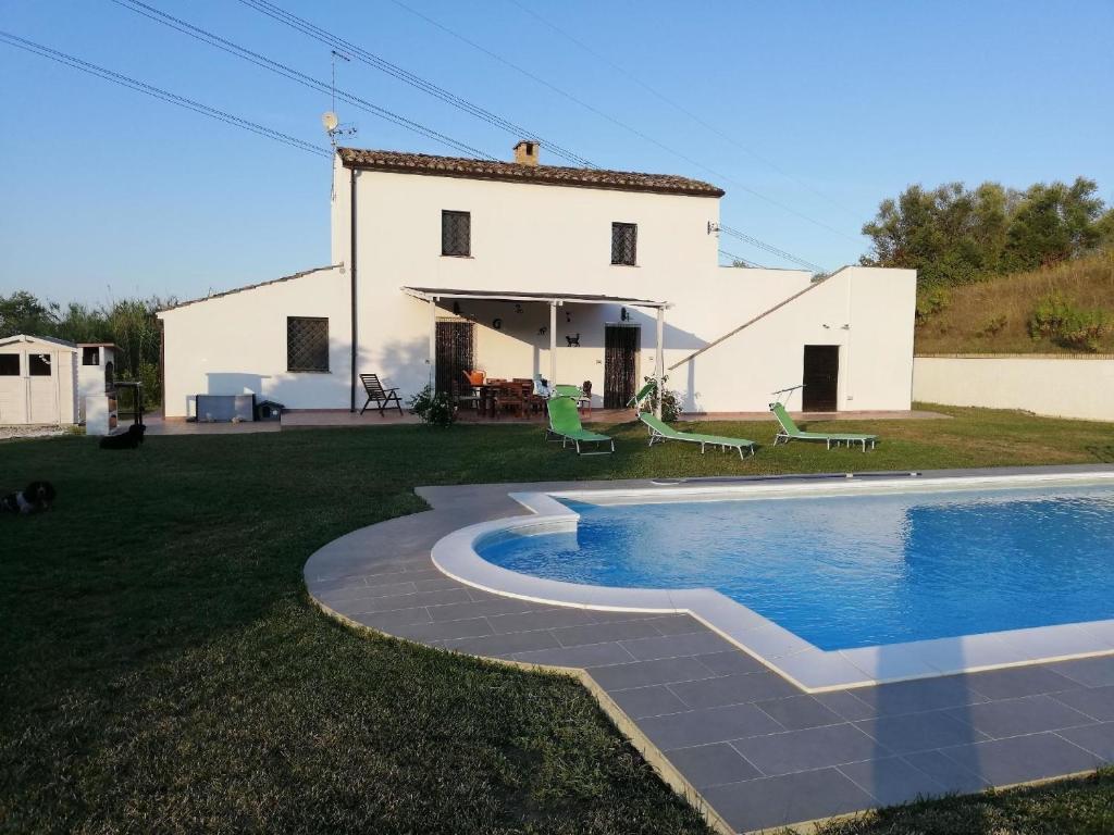 dom z basenem przed nim w obiekcie Ferienhaus mit Privatpool für 6 Personen ca 120 qm in Picciano, Adriaküste Italien Küste von Abruzzen w mieście Picciano