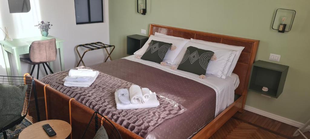sypialnia z łóżkiem z ręcznikami w obiekcie Dimora Manzoni w mieście Busto Arsizio