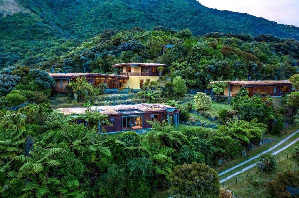 uma vista aérea de uma casa numa montanha em Whare Aroha: Retreat to Wellness em Pakawau