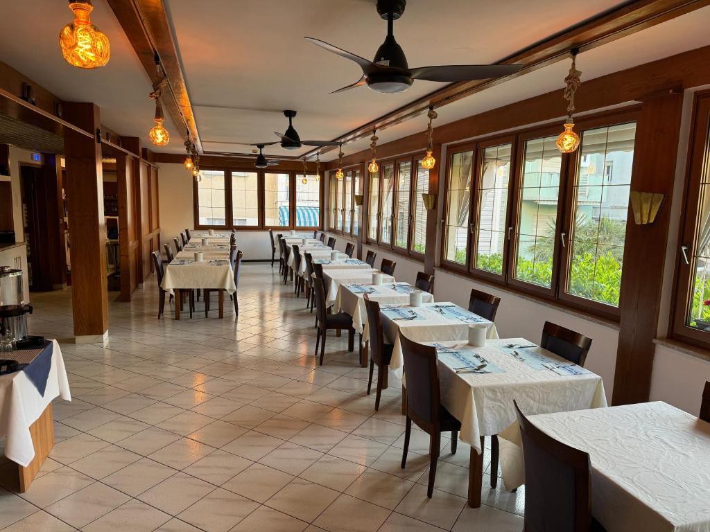A restaurant or other place to eat at Hotel Villa Augusta