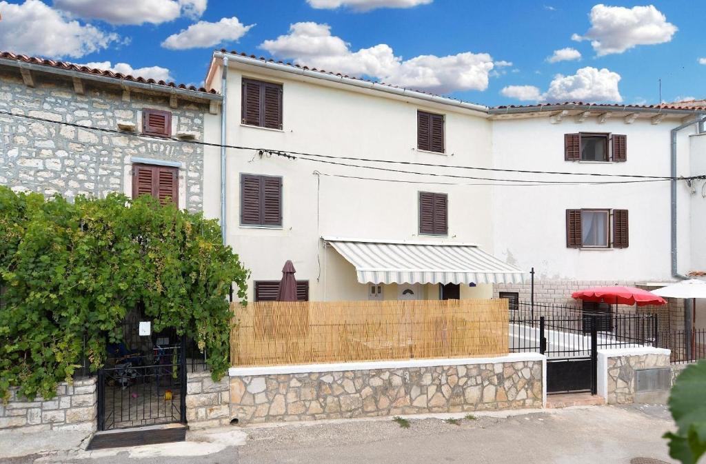 Ein weißes Gebäude mit einem Zaun davor. in der Unterkunft Studio für 4 Personen ca 85 qm in Premantura, Istrien Istrische Riviera in Premantura