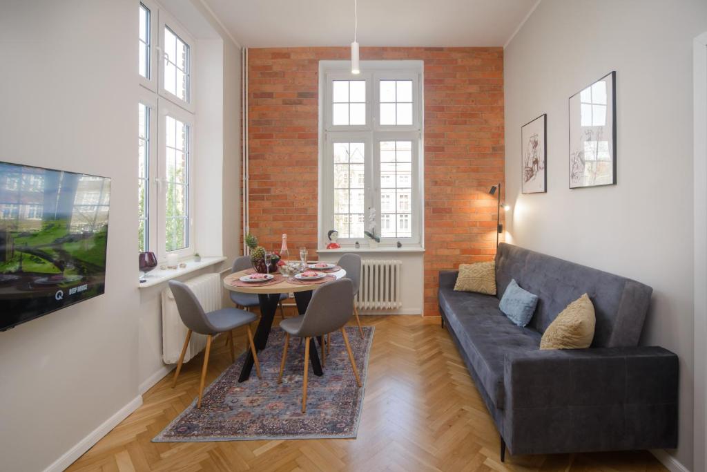 - un salon avec un canapé et une table dans l'établissement Maya's Flats & Resorts 64 - 3 rooms apartment Chlebnicka, à Gdańsk