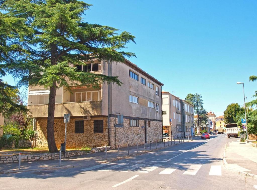 ein Gebäude am Straßenrand in der Unterkunft Studio für 3 Personen ca 32 qm in Fažana, Istrien Istrische Riviera - b55307 in Fažana