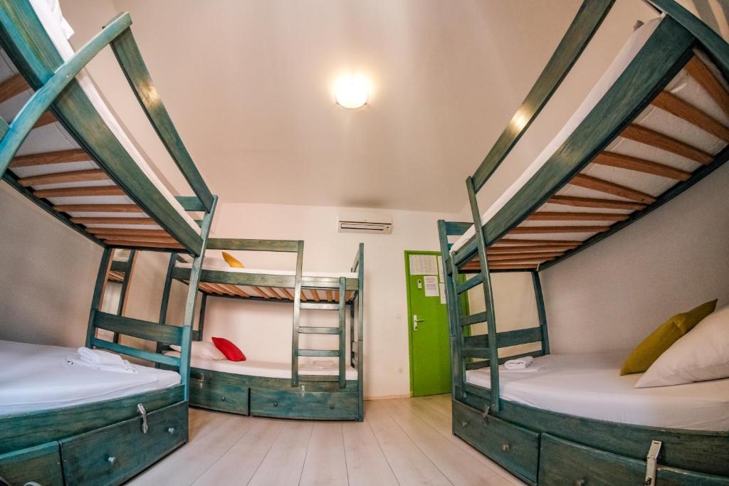 Zimmer mit 3 Etagenbetten in einem Zimmer in der Unterkunft White Rabbit Hostel in Hvar