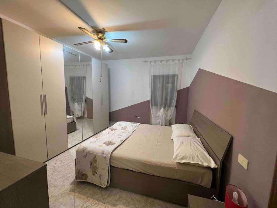 una camera con letto e ventilatore a soffitto di Casa Dea a Pisa