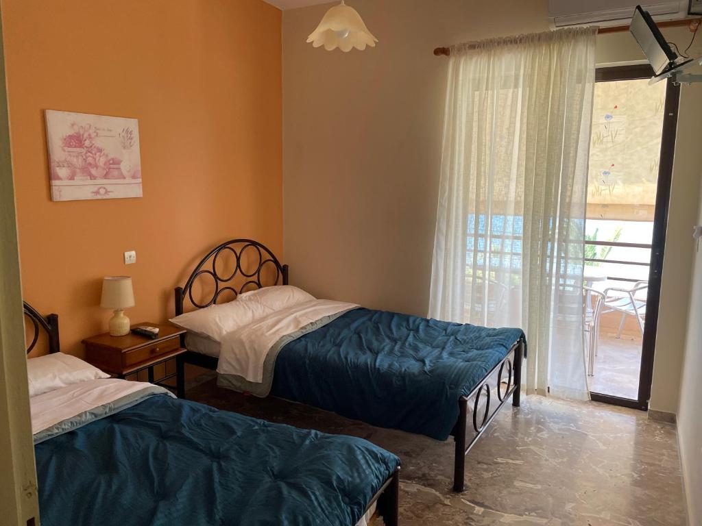 Postel nebo postele na pokoji v ubytování Finikas