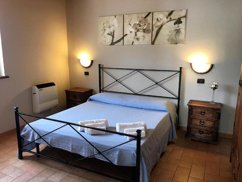 1 dormitorio con 1 cama grande y 2 toallas. en Ferienwohnung für 1 Personen 3 Kinder ca 60 qm in Apecchio, Marken Provinz Pesaro-Urbino en Apecchio