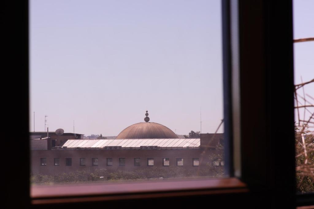 een raam met uitzicht op een moskee bij SE - Peaceful Shiny Apartment Near Fibes in Sevilla