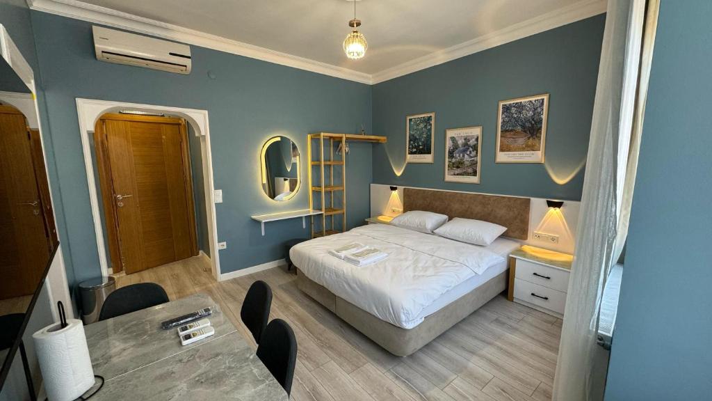 イスタンブールにあるDizayn Apart Otelのベッドルーム1室(ベッド1台、テーブル、椅子付)