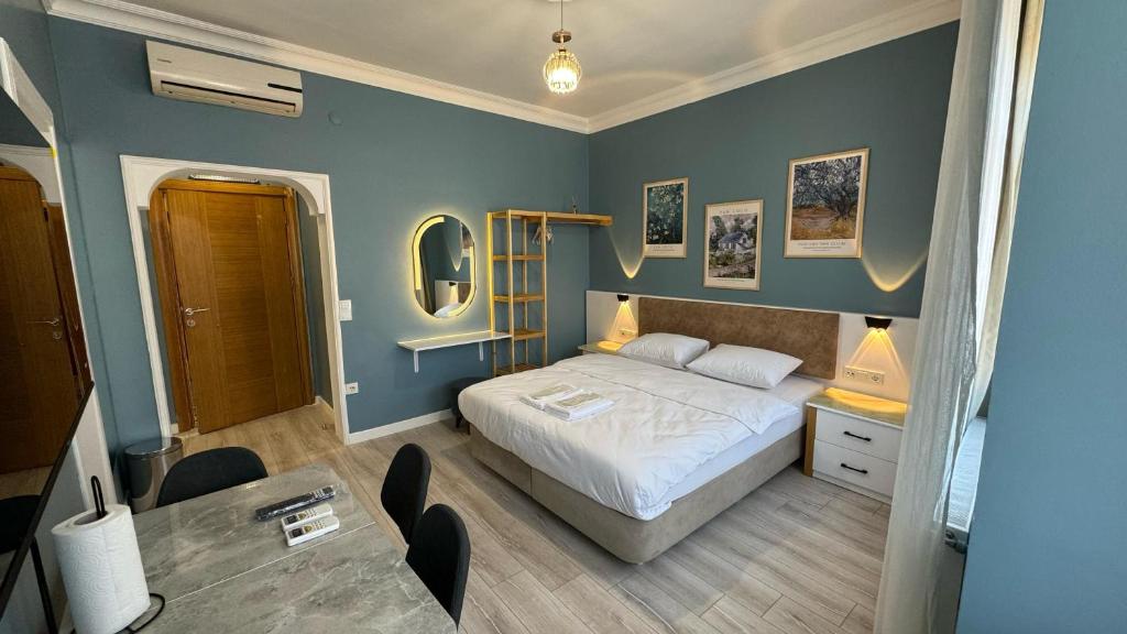 um quarto com uma cama e uma mesa com cadeiras em Dizayn Apart Otel em Istambul