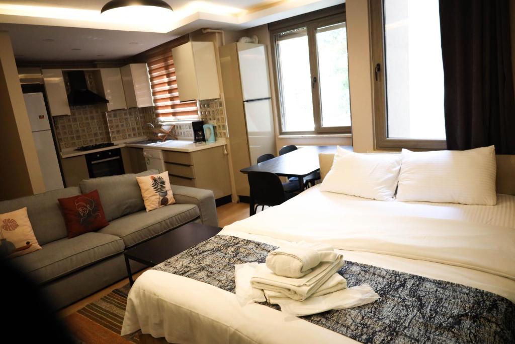 una camera d'albergo con letto e divano di İstanbul Relax Suite a Istanbul