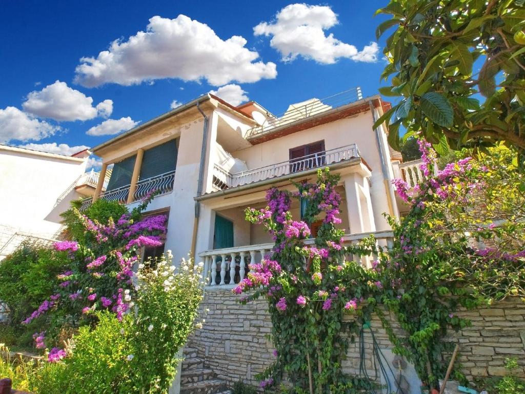 een huis met bloemen ervoor bij Ferienwohnung für 2 Personen ca 30 qm in Rabac, Istrien Bucht von Rabac in Rabac