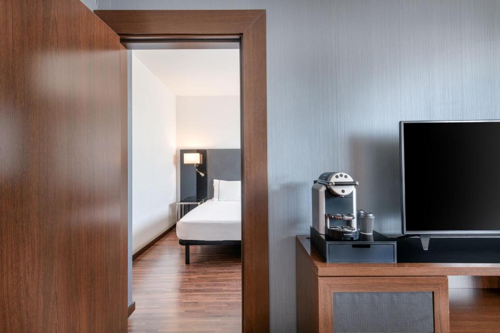 Postel nebo postele na pokoji v ubytování AC Hotel Vicenza by Marriott