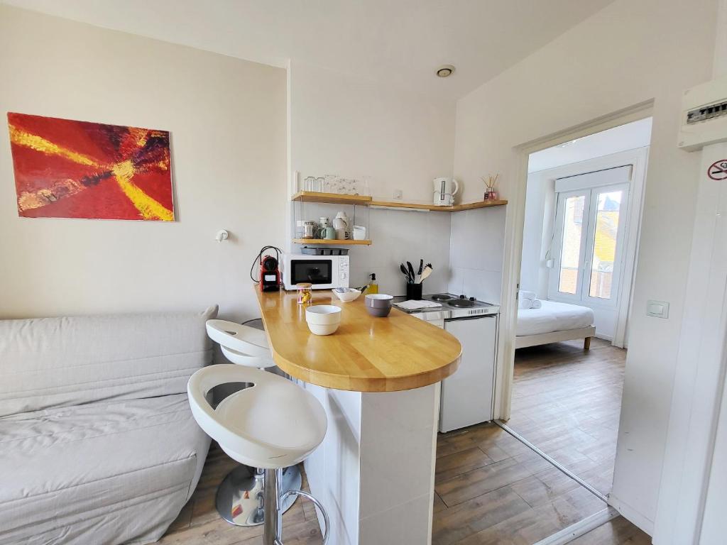 a small kitchen with a table in a room at Allen - 2min de la plage du sillon et intra in Saint Malo