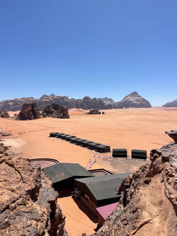 un groupe de bâtiments au milieu d'un désert dans l'établissement Wadi Rum Magic Camp, à Wadi Rum