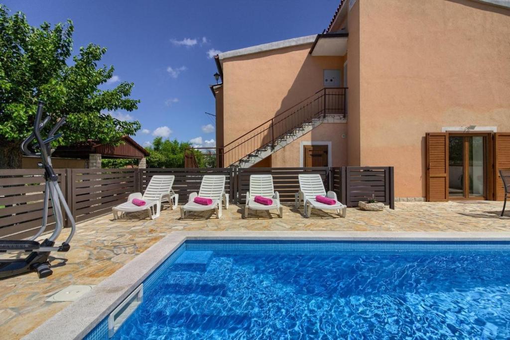 בריכת השחייה שנמצאת ב-Ferienhaus mit Privatpool für 5 Personen ca 100 qm in Gajana, Istrien Istrische Riviera או באזור
