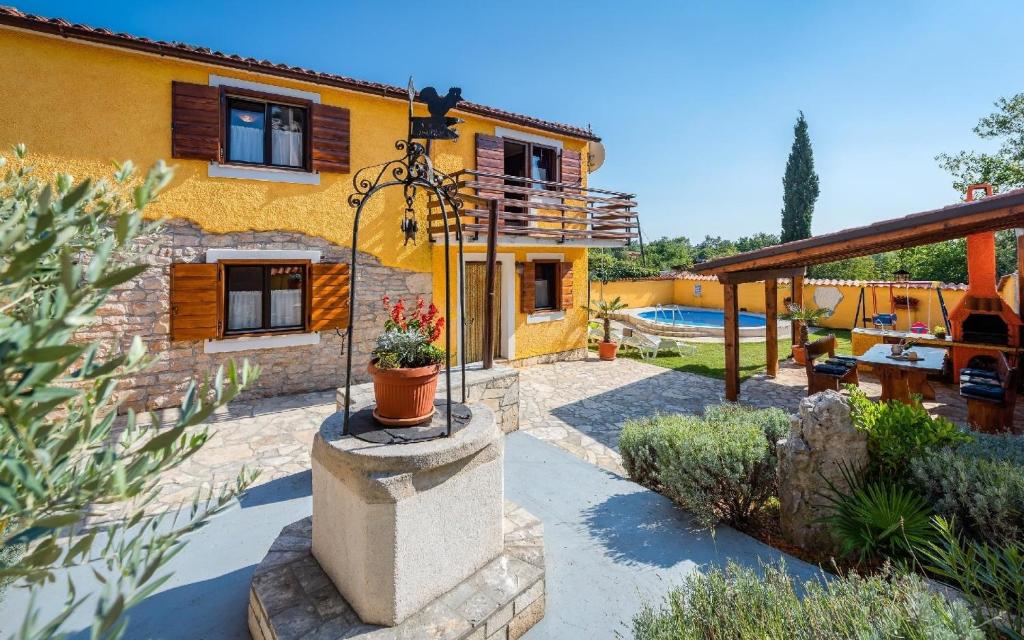 een huis met een binnenplaats en een zwembad bij Ferienwohnung für 5 Personen ca 60 qm in Mali Vareski, Istrien Südküste von Istrien in Mali Vareški